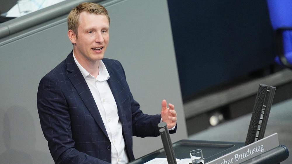 Sozialleistungen: Truels Reichardt (SPD) spricht im Plenarsaal im Bundestag zu den Abgeordneten.