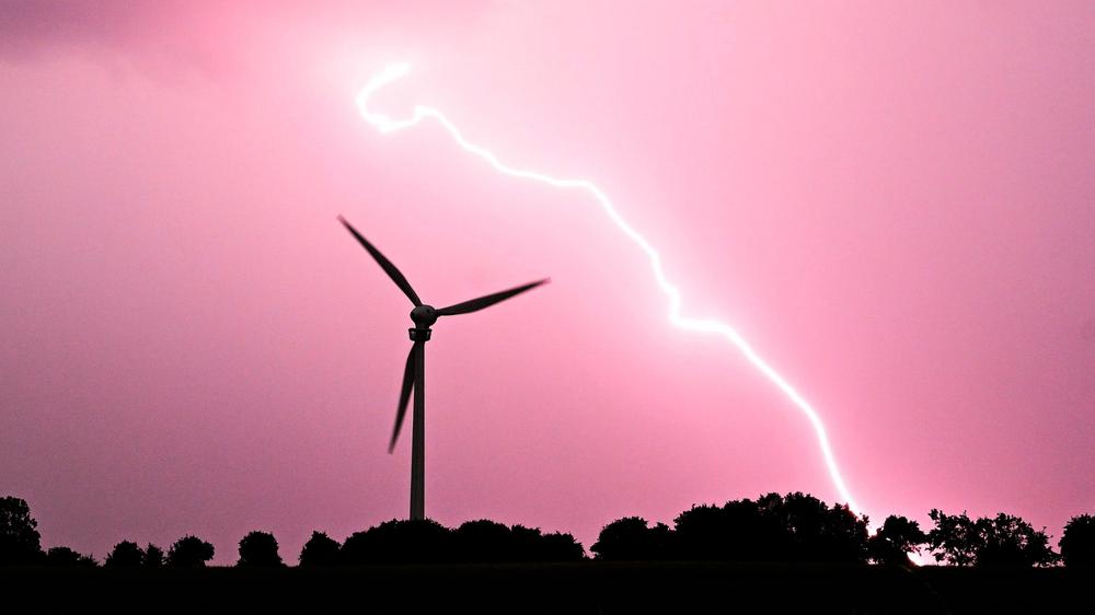 Erneuerbare-Energien-Gesetz: Die Förderung für Ökostrom soll doch nicht so stark gekürzt werden wie ursprünglich geplant.