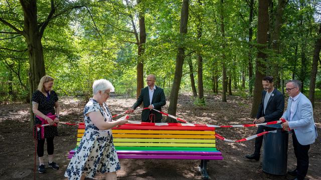 Terror in Berlin: Ahornbaum und Regenbogenbank erinnern an Anschlag beim CSD