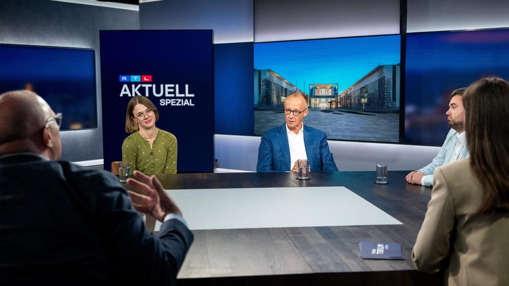  Bundeskanzler Friedrich Merz bei der RTL-Sendung »Am Tisch mit Friedrich Merz« im Gespräch mit Bürgern.