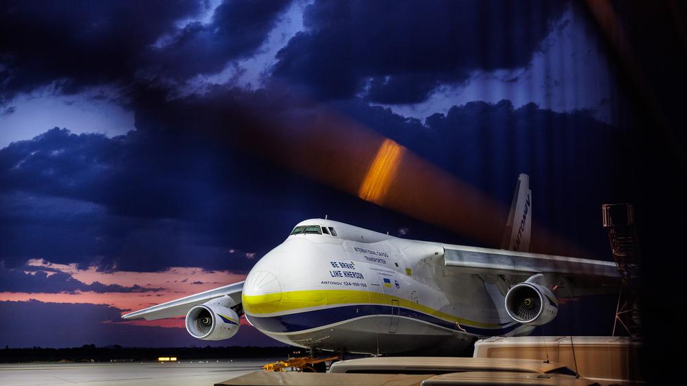 Flughafen Leipzig/Halle: Die Drohne kreiste um ein ukrainisches Antonov-Frachtflugzeug, wie es hier im Leipziger Flughafen steht