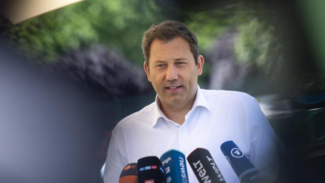 Einkommensteuerreform: Lars Klingbeil ist offen für Steuerentlastungen und stellt Forderungen