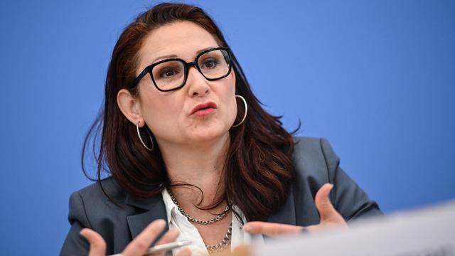 Antidiskriminierungsbeauftragte: Ataman fordert Abstimmung über Schutz queerer Menschen im Grundgesetz