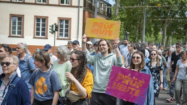 Proteste gegen die AfD: Fast 10.000 Menschen demonstrieren bundesweit für AfD-Verbotsverfahren