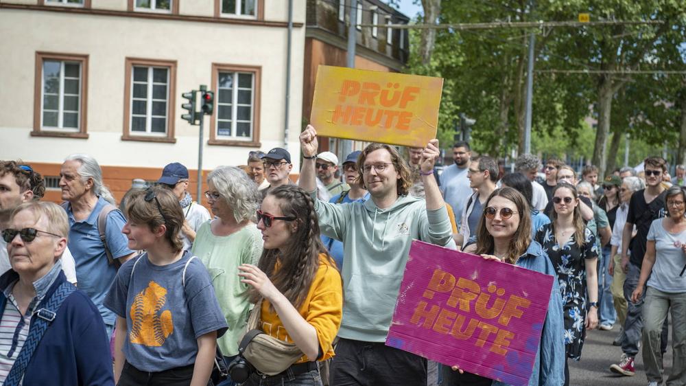 Proteste AfD Verbot Verbotsverfahren Bürgerinitiative Prüf