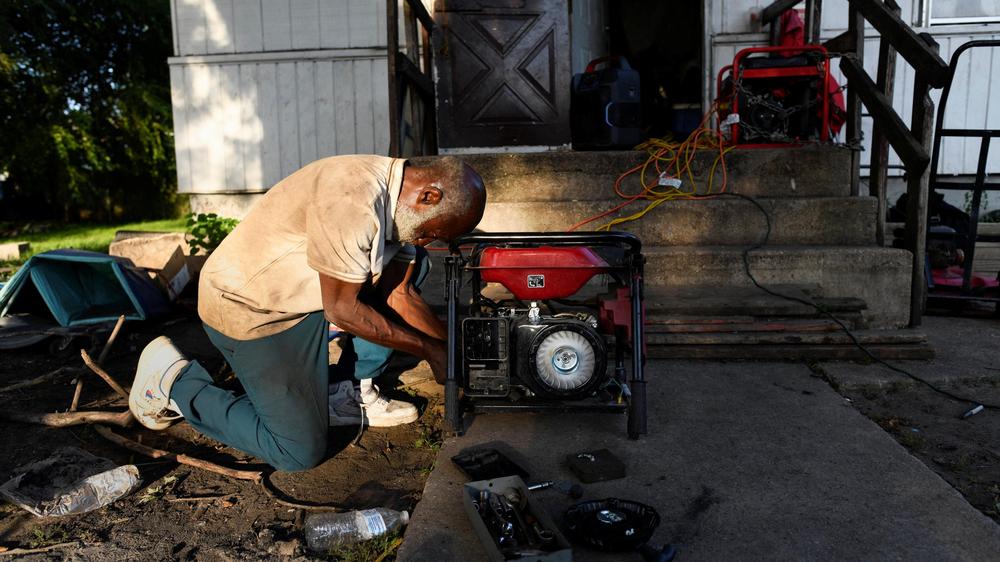 Indiana: Anthony Lewis repariert einen Generator in Gary, Indiana.