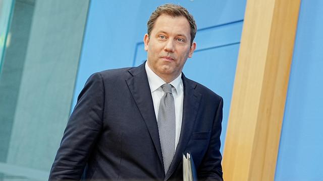 Maßnahme gegen Spritpreise: Klingbeil und EU-Kollegen fordern Übergewinnsteuer für Ölkonzerne