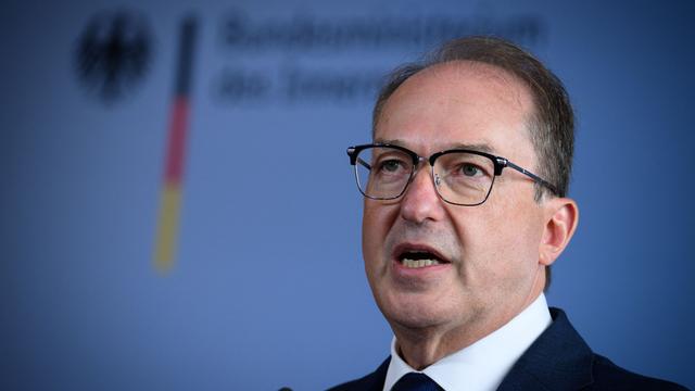 Waffenlager bei Berlin: Dobrindt bestätigt Ermittlungen zu Waffenversteck bei Berlin
