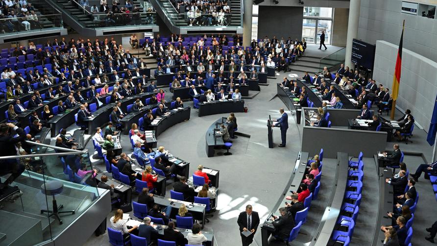 Bundestag: 11.06.2026 Bundeskanzler Friedrich Merz (CDU) spricht im Plenarsaal im Bundestag bei einer Regierungserklärung. (zu dpa: «Bundestag debattiert über Organspende-Regeln») +++ dpa-Bildfunk +++