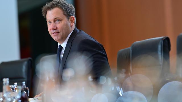 Einkommensteuerreform: Klingbeil verteidigt Einkommensteuerreform gegen Kritik von Reiche