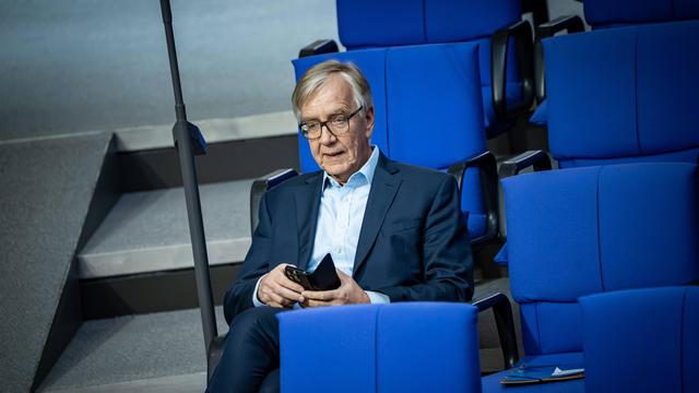 Bundeshaushalt 2027: Linke kritisiert Haushaltspläne und fordert Merz auszuwechseln