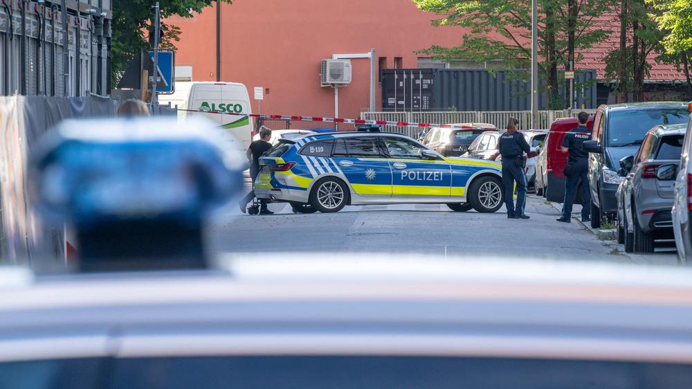 München: Polizisten sperren unweit ddes Münchner Ostbahnhof eine Straße ab. Nach einer Brandattacke auf eine Baustelle vermutet die Polizei einen politischen Hintergrund.