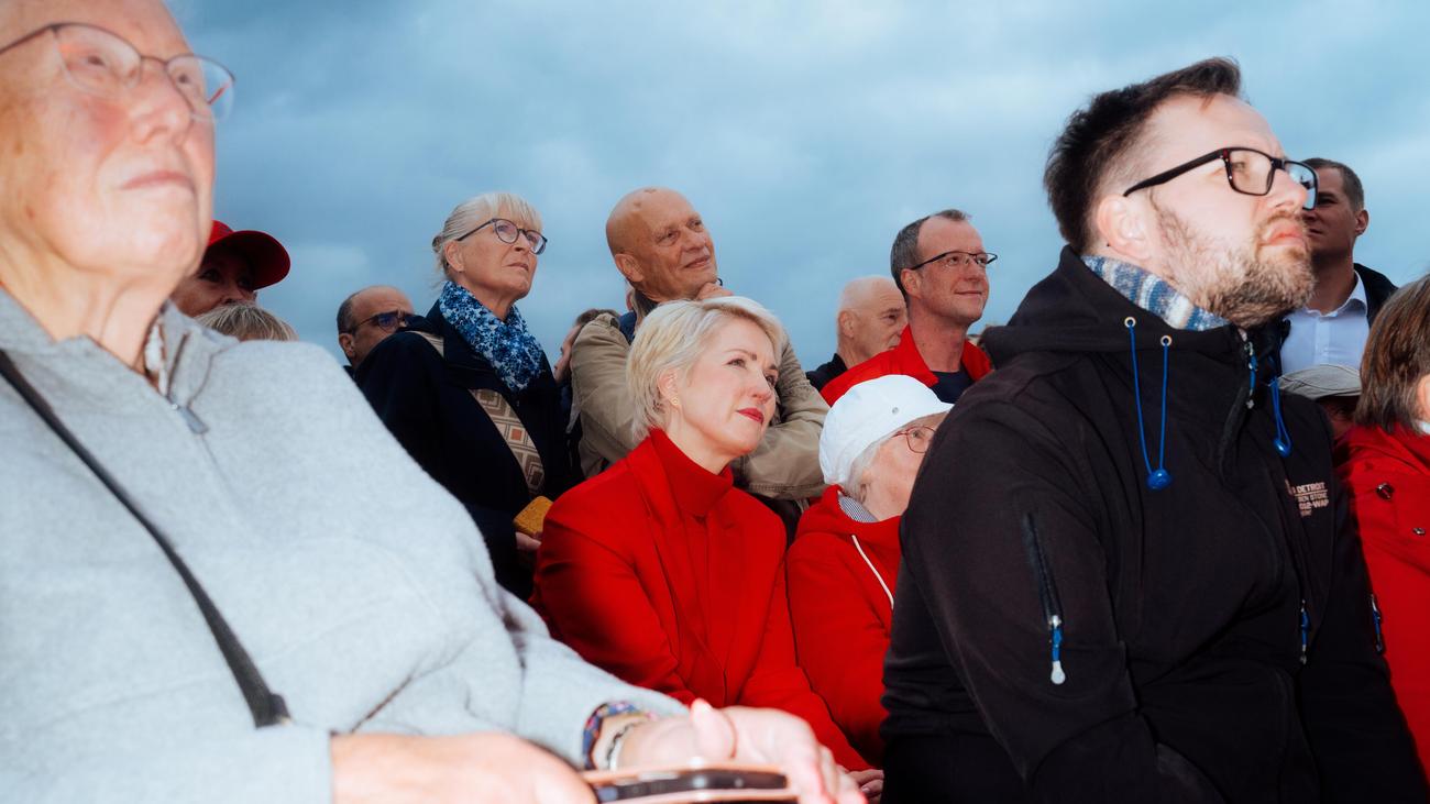 manuela-schwesig-tut-weh-wenn-man-diesen-krassen-blauen-balken-sieht