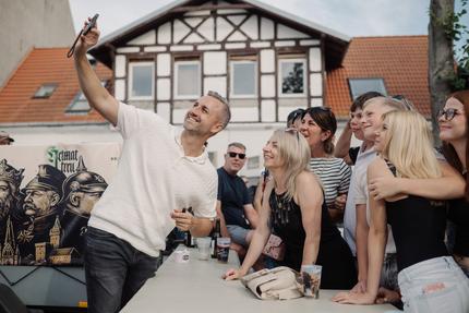 Marcel Lewandowsky: Ulrich Siegmund takes selfies with visitors at the AfD Familienfest in Klötze, Germany, August 16, 2026.
