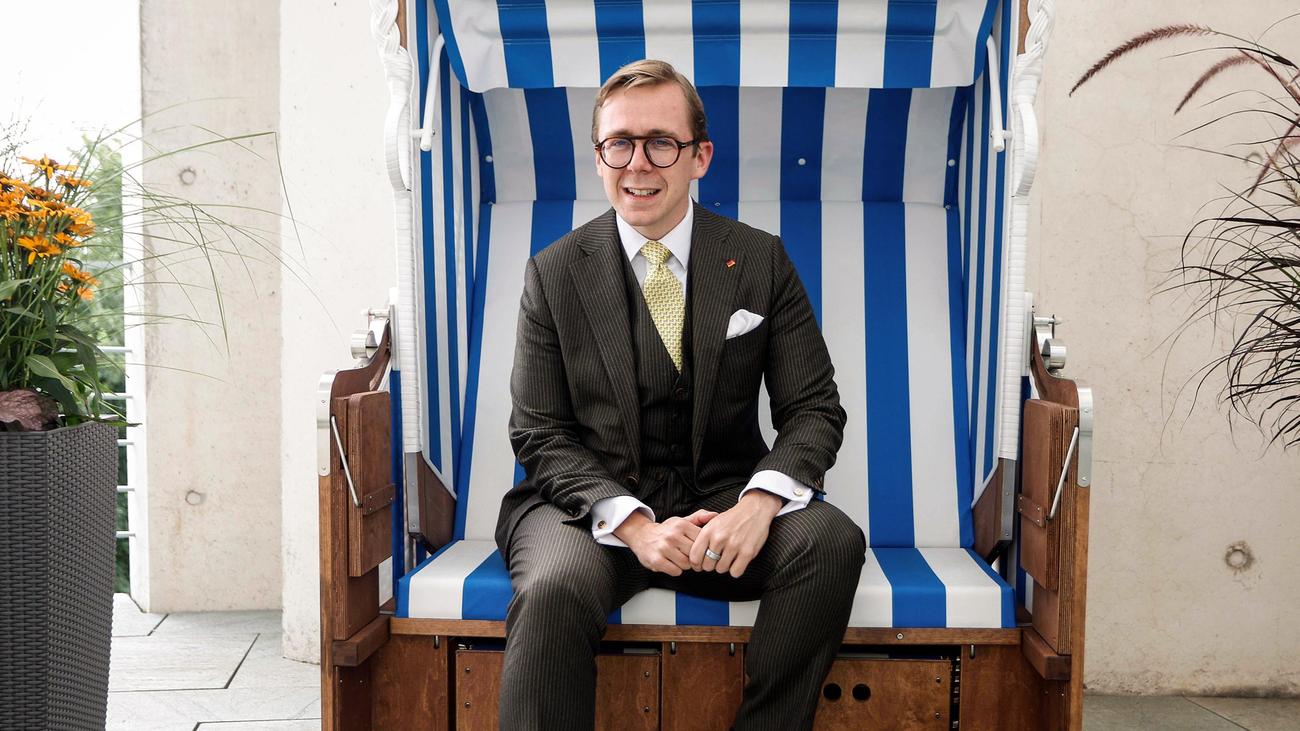 Philipp Amthor ousts chancellery strandkorb from federal chancellery in Berlin