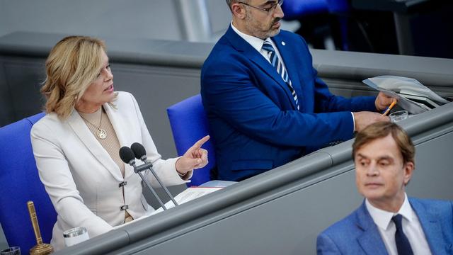 Bundestag: Julia Klöckner droht Fraktionen von AfD und Linken mit Rauswurf