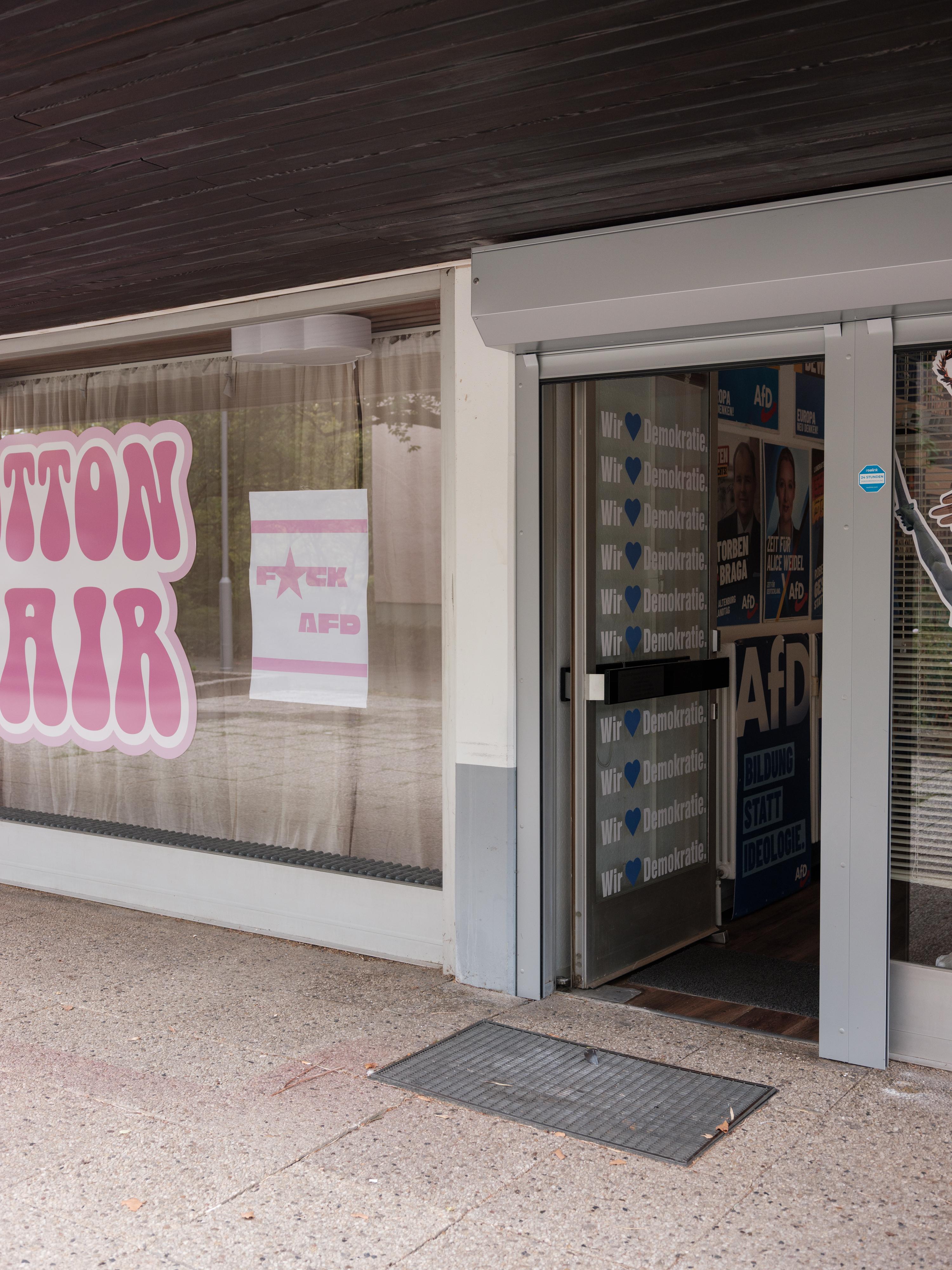 Protest gegen die AfD: Berlin, September 2026: Der Friseursalon »Cotton Hair« liegt direkt neben dem neuen AfD-Büro des Abgeordneten Robert Eschricht.