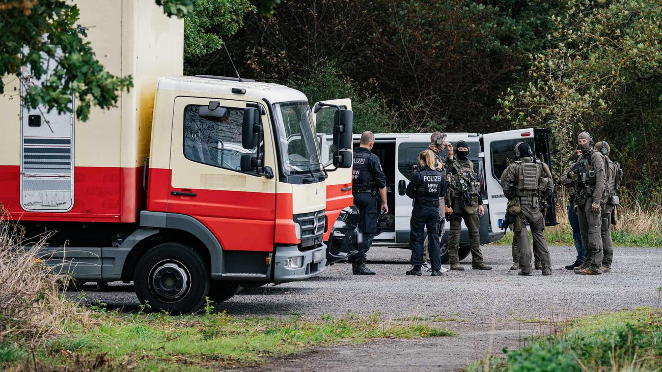 Sabotage an Stromleitungen: Polizei stürmt Fahrzeug, Sabotage-Verdächtiger auf der Flucht