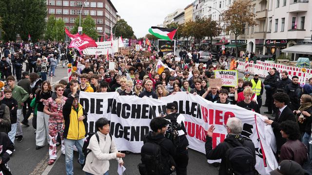 Schulstreik gegen Wehrpflicht: Schülerinnen und Schüler demonstrieren gegen mögliche Wehrpflicht