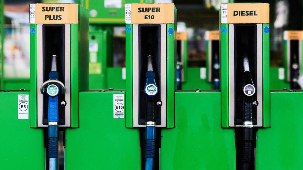 Tankrabatt: Zwei Maßnahmen sollen die Preise abfedern, eine mit schneller Wirkung, eine mittelfristig.