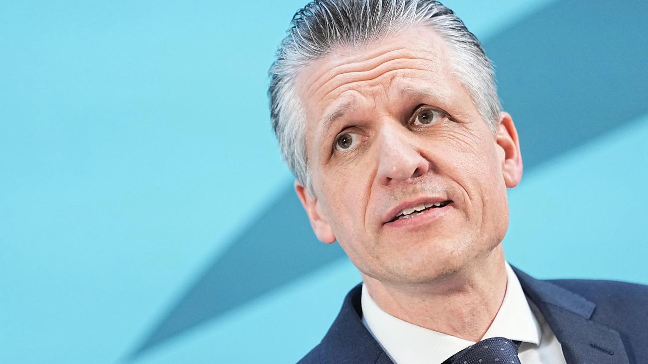 Fuel prices: CDU/CSU parliamentary group leader demands fuel price relief ...