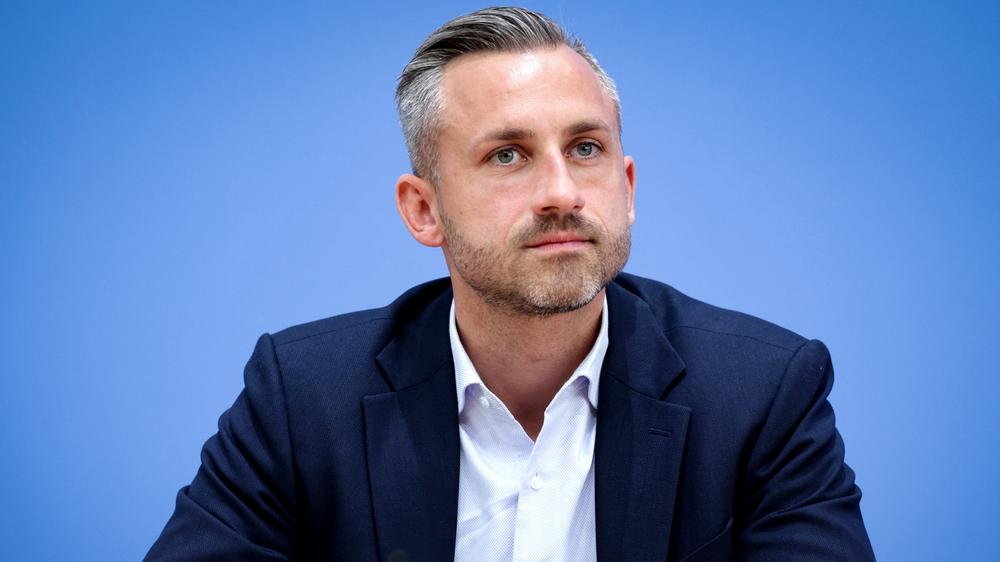  »Selbstverständlich trete ich als Ministerpräsidentenkandidat an, wenn sich abzeichnet, dass wir eine stabile Mehrheit auf den Weg gebracht haben«, sagt Ulrich Siegmund im Haus der Bundespressekonferenz in Berlin.