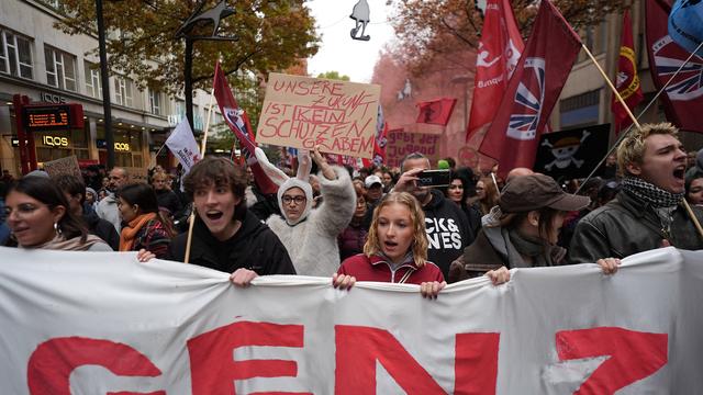 Proteste von GenZ regelt: Ausschreitungen in mehreren Städten nach friedlichen Protesten