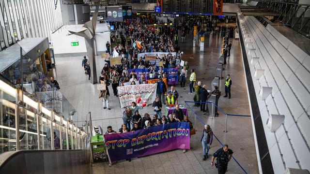 Protestaktion: Hunderte Teilnehmer bei Demonstration gegen Abschiebungen an Flughäfen