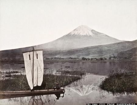 Reisefotografie Aus Japan Stallburschen Grasmantel Kirschbluten