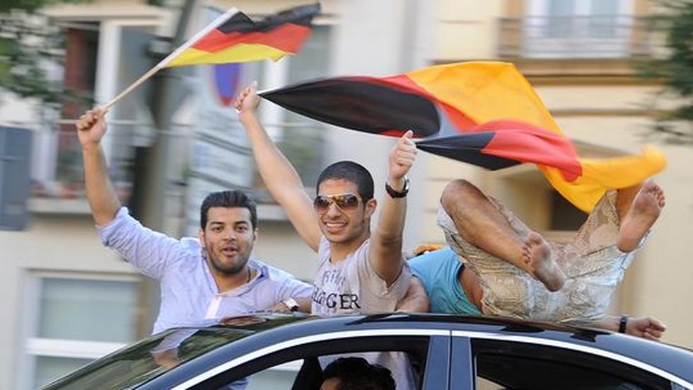WM 2010: Autonome zerstören Türken die Deutschlandfahne