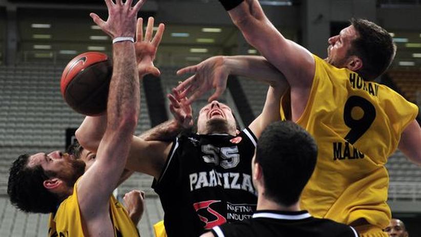 Griechischer Basketball Sitzblockade im Mittelkreis ZEIT ONLINE