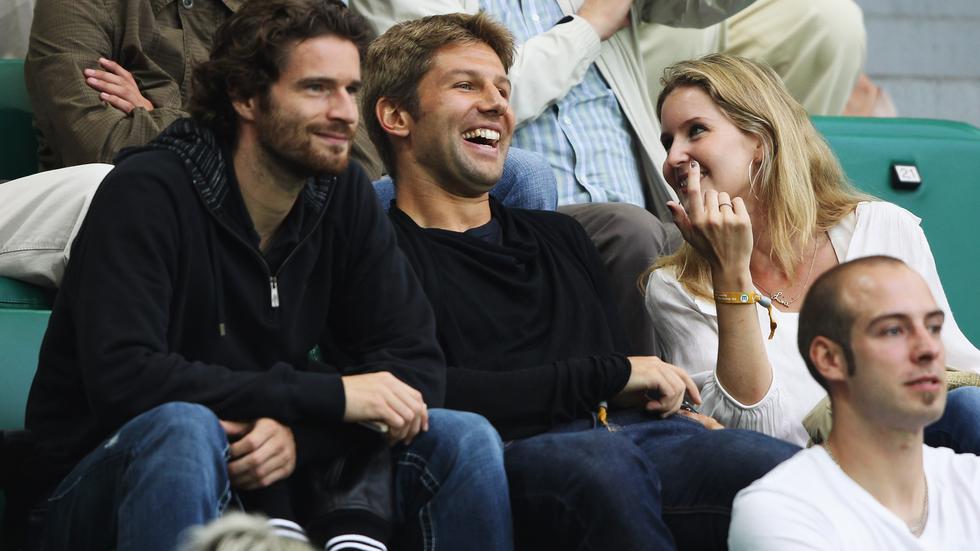 Arne Friedrich und Thomas Hitzlsperger während eines Bundesligaspiels im September 2011