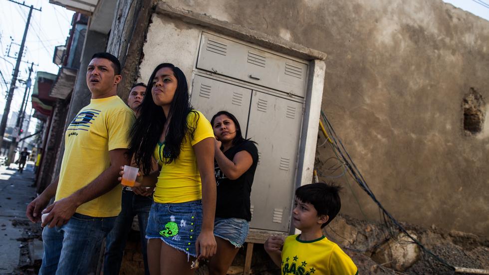 Brasilien zur WM-Eröffnung: Brasilianische Fans beobachten in São Paulo Proteste gegen die WM.