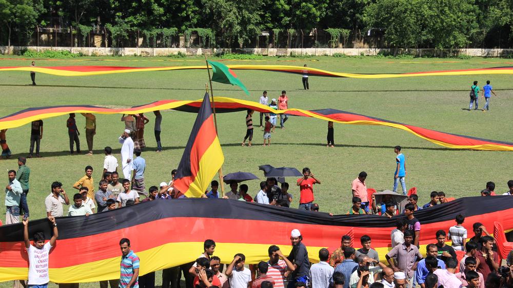 WM-Finale: Die größte Schland-Flagge der Welt hängt in Bangladesch