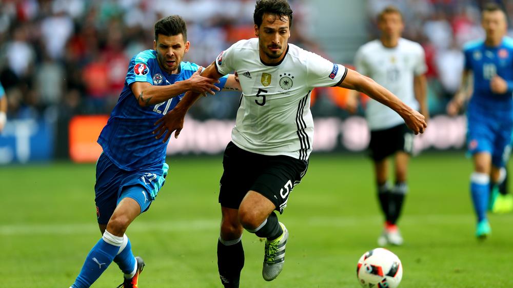 Deutschland – Slowakei: Mats Hummels und der Slowake Michal Duris kämpfen um den Ball