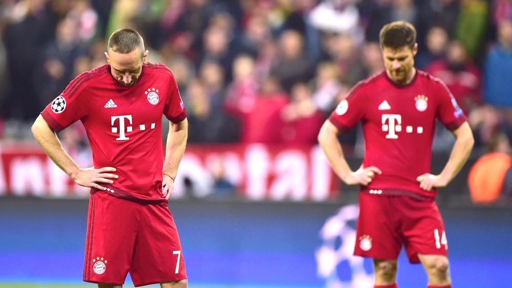 Amtsgericht München: Vereinsmitglieder des FC Bayern in ungewohnter Pose