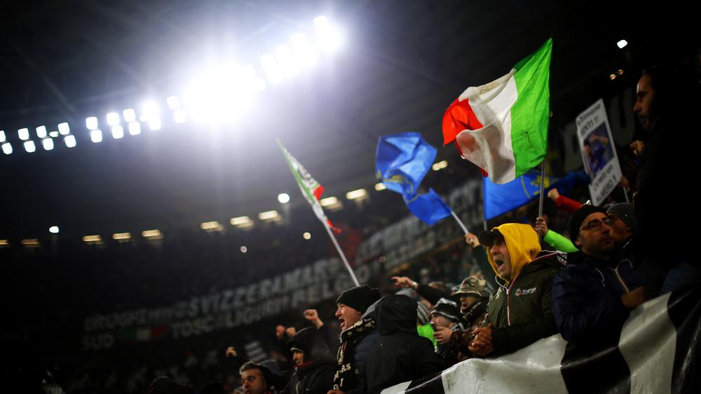 Juventus Turin: Juve-Fans während des Ligaspiels gegen Inter Mailand. Wie weit reichen die Arme der Mafia? 