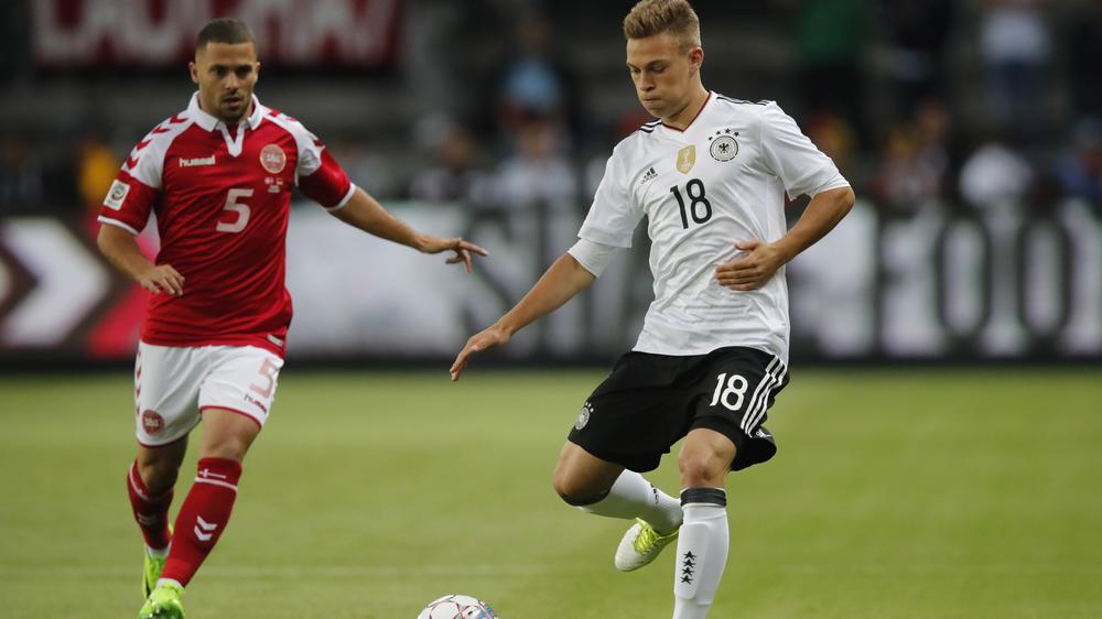 Confederations Cup: Der Däne Riza Durmisi (l) und der deutsche Torschütze Joshua Kimmich in Aktion