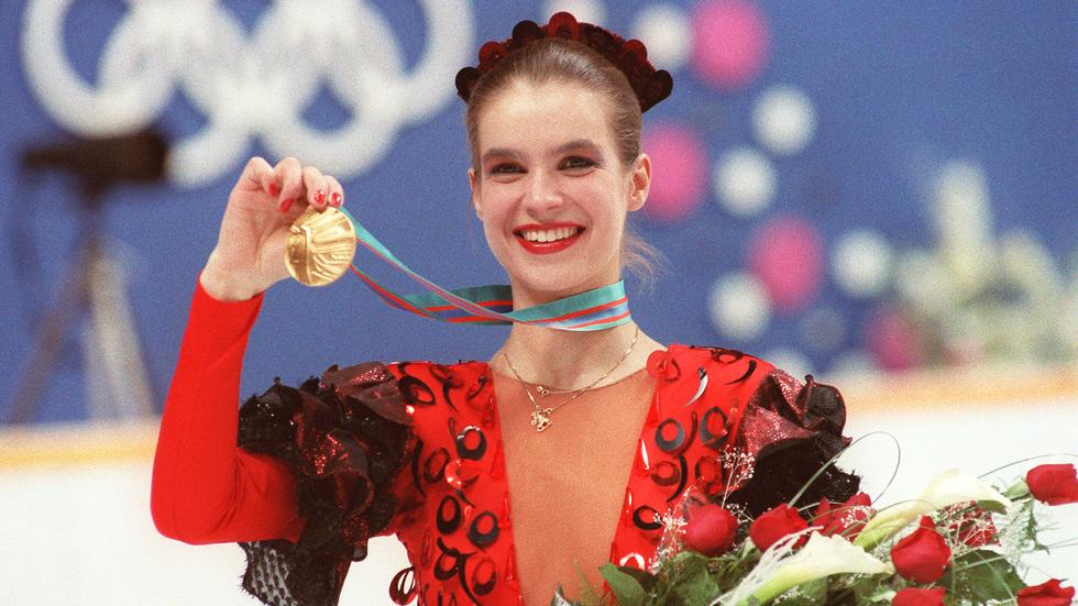 Olympische Winterspiele: Katarina Witt mit der Goldmedaille von Calgary 1988