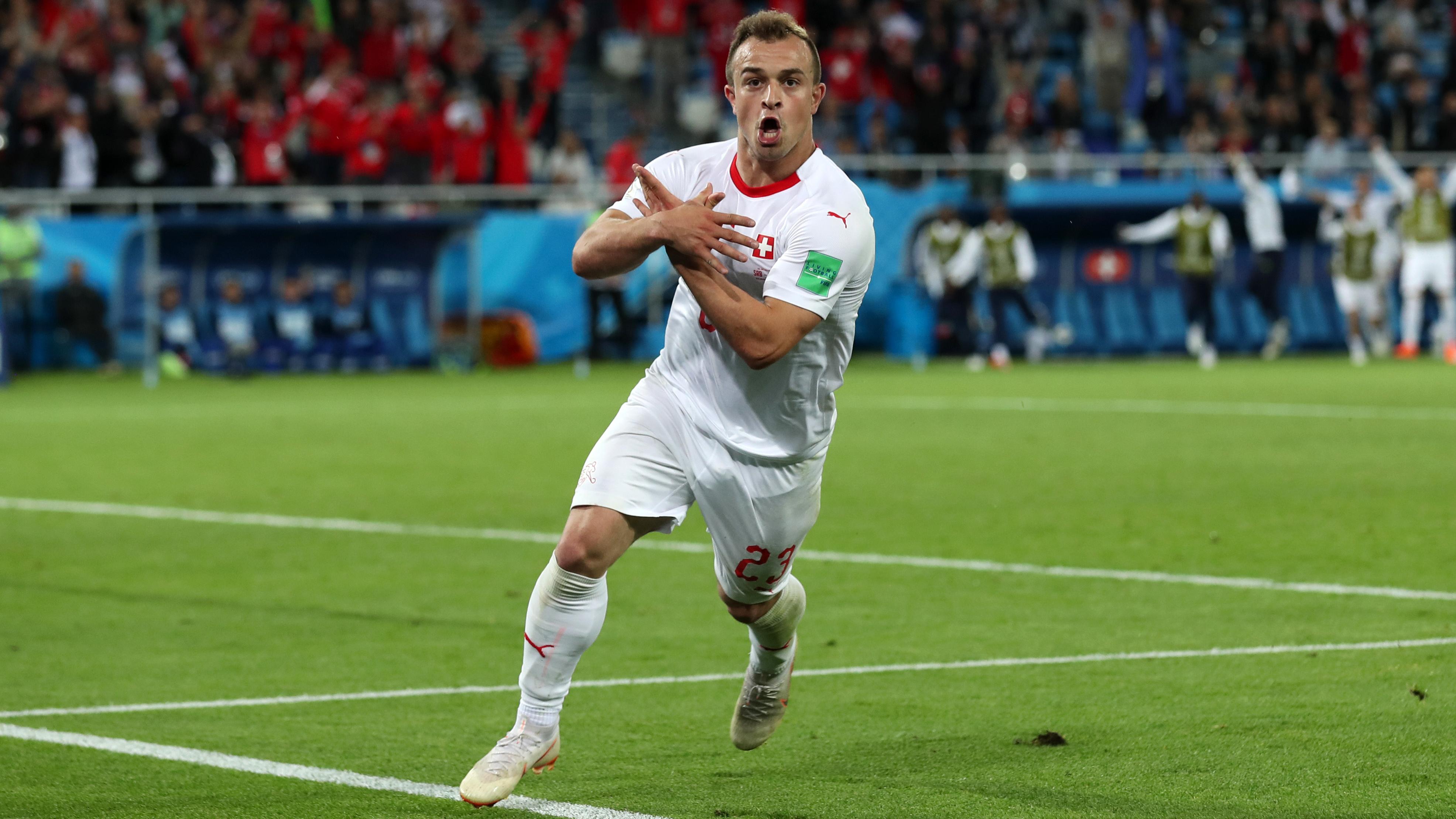Serbien – Schweiz: Xherdan Shaqiri jubelt über das späte 2:1 der Schweiz über Serbien. Der Jubel ist politisch aufgeladen.