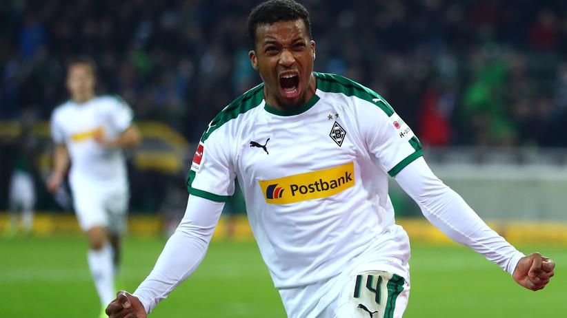 Bundesliga, 16. Spieltag: Mönchengladbachs Alassane Pléa jubelt nach seinem Treffer zum 2:0.