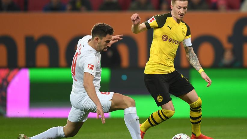 Bundesliga, 24. Spieltag: Dortmunds Stürmer Marco Reus (rechts) versucht, den Ball vor dem Augsburger Mittelfeldspieler Rani Khedira retten.