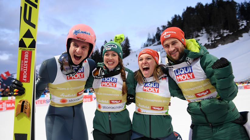 Nordische Ski-WM: Karl Geiger, Juliane Seyfarth, Katharina Althaus und Markus Eisenbichler (von links) freuen sich über ihren großen Erfolg.