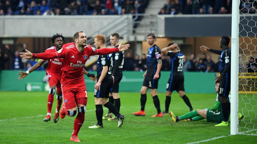 DFB-Pokal: Torschütze Pierre-Michel Lasogga vom Hamburger SV feiert sein Tor gegen den SC Paderborn.