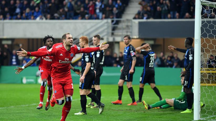 DFB-Pokal: Torschütze Pierre-Michel Lasogga vom Hamburger SV feiert sein Tor gegen den SC Paderborn.