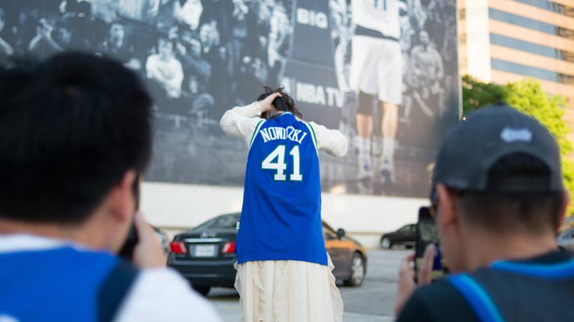 Dirk Nowitzki: Fans in Dallas