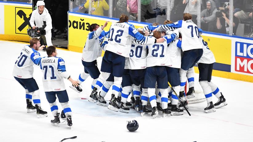 Eishockey-WM: Die finnischen Spieler feiern in Bratislava ihren dritten WM-Gewinn.