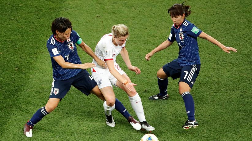 Frauenfußball-WM: Die Japanerinnen Saki Kumagai und Emi Nakajima in Aktion mit Englands Ellen White.