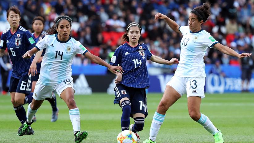 Frauenfußball-WM: Japans Yui Hasegawa (M.) im Kampf gegen Argentiniens Miriam Mayorga (l.) und Virginia Gomez (r.).