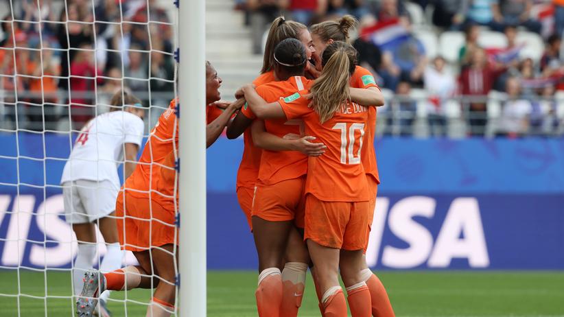 Frauenfußball-WM: Die Niederländerinnen feiern das zweite Tor.